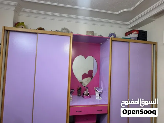 غرفة نوم متكاملة للبيع ما عدا هيكل السرير شامل راسيتين التخت