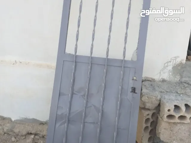 باب حديد ثقيل