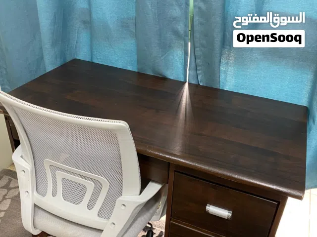 مكتب بالكرسي