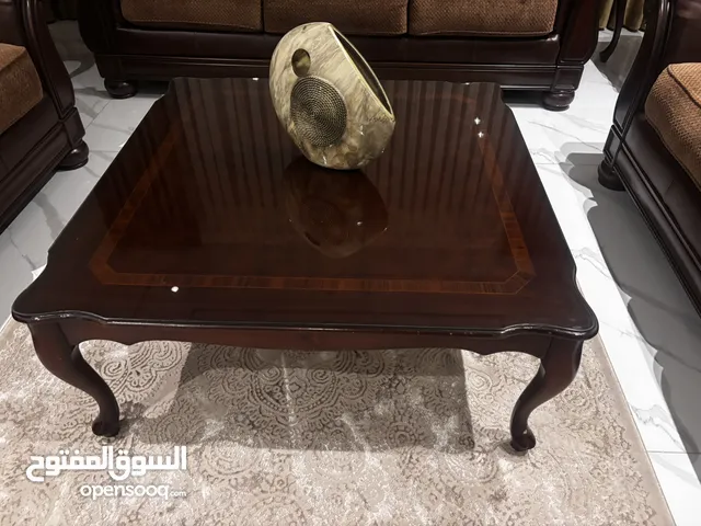 طاولات خشب مربعة مع 2 جامبية مستعمل حاله ممتازه قابل للتفاوض