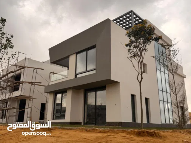 فيلا استلام فوري بمقدم 10% بجوار AUC التجمع الخامس