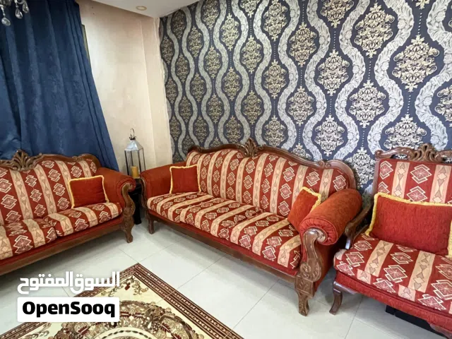 طقم كنب خشب ثقيل وسفنج شبه وكالة لون خمري غامق وغير باهت الطقم شبه وكالة مش بالمدة بس استخدام قليل.