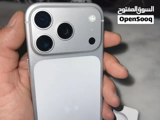 آيفون 17 برو أبيض مستعمل بحالة ممتازة مع علبة وشاحن، سعة 256 جيجابايت
