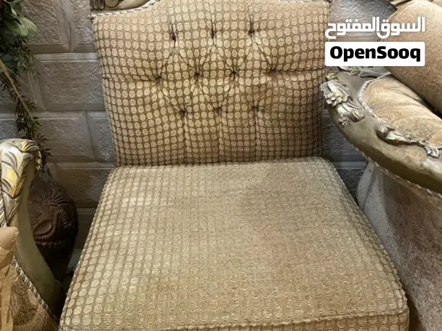 طقم كنبايات زان حفر فاخر طقم ونصف مع طاولات طاوله وسط كبيره. و2 طاولات جوانب من السعوديه للبيع