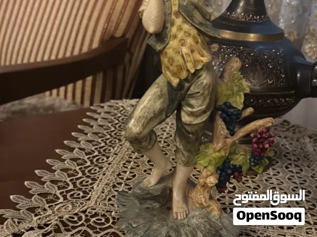 معرض خشب صاج نظيف جدا اخو الجديد  ثلاث رفوف جام وبابين جام وتحت مجر كبير +  تحف