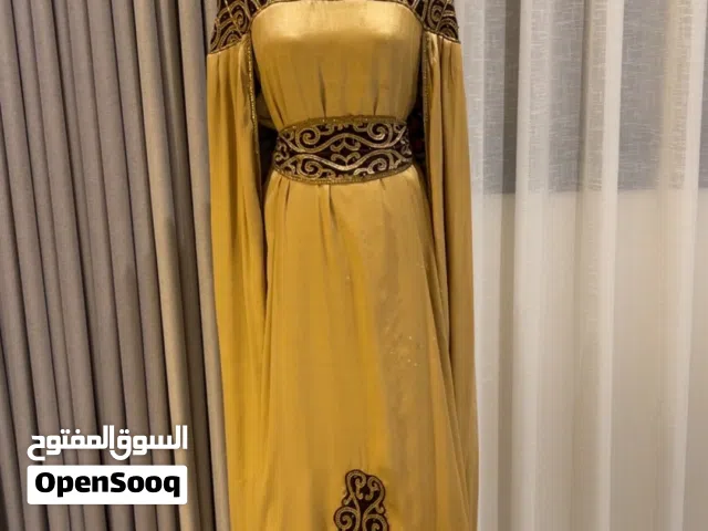 جلابية ذهبي وفيها تشجير من الداخل