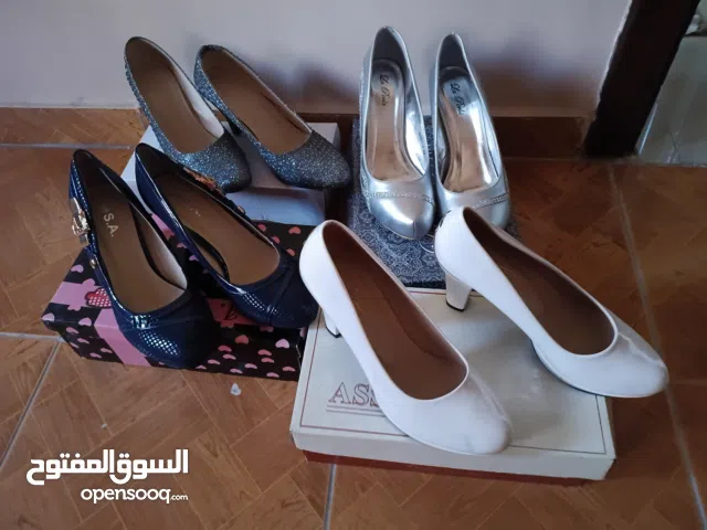 أحذية نسائية جديدة للبيع