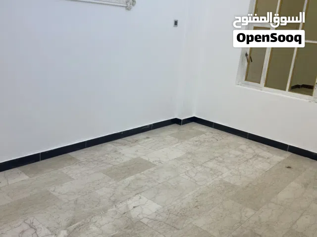 بناية للإيجار الجنينة على الشارع العام السايدين بناء حديث .