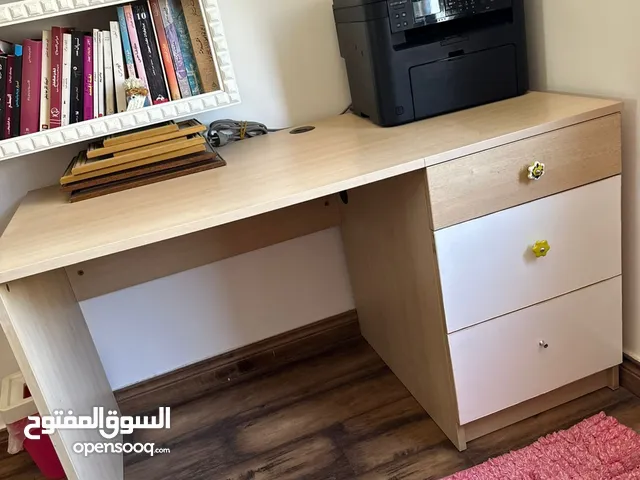 طاولة مكتب جوايكو مستعملة بحالة ممتازة
