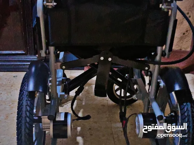 كرسي متحرك كهربائي بطاريتو مليثيوم بطاريتو عازمه وطويل العمر اكثر وكرسي جدااا مريح وسريع