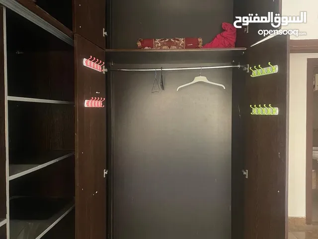 اثاث ( خزانه ومتفرقات للبيع ) المستعجل وبسعر مغري جدا