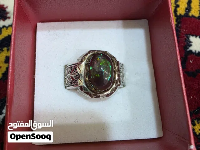 خاتم فضة صياغة مميزة بحجر أوبال (Opal) أسود فضه عيار 925 وزن الخاتم 13قرام.