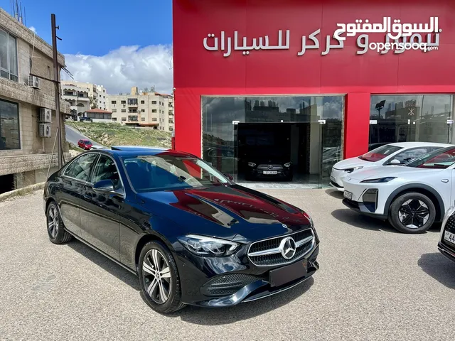 مرسيدس C180 الشكل الجديد 2023 اسود فتحة بحالة الزيرو وارد المانيا مميزة