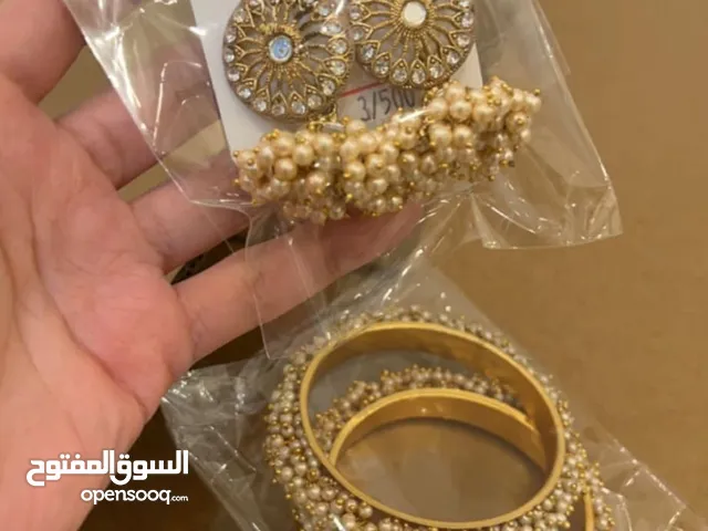 هدايا العيد،طقم أكسسوار أسورتين من العاج المطعم بفصوص لولو مع طراشي شغل يدوي نفس اللؤلؤ 3 دنانير .