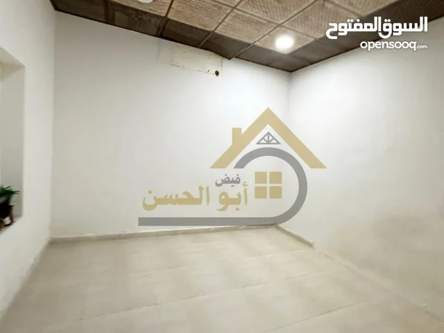 دار للايجار في منطقة حي صنعاء تجاري مقابل شنشل مول بمساحة 300 متر.#25.