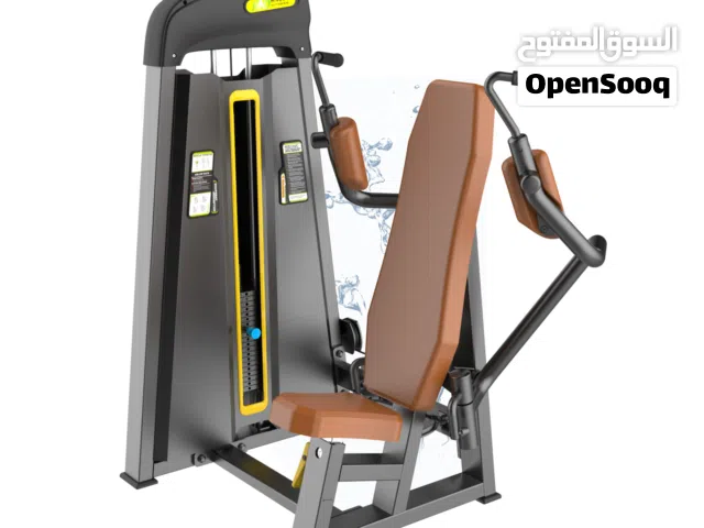 جهاز تمارين الصدر “الفراشة” (Butterfly Machine) يُستخدم لتقوية عضلات الصدر الداخلية والعليا