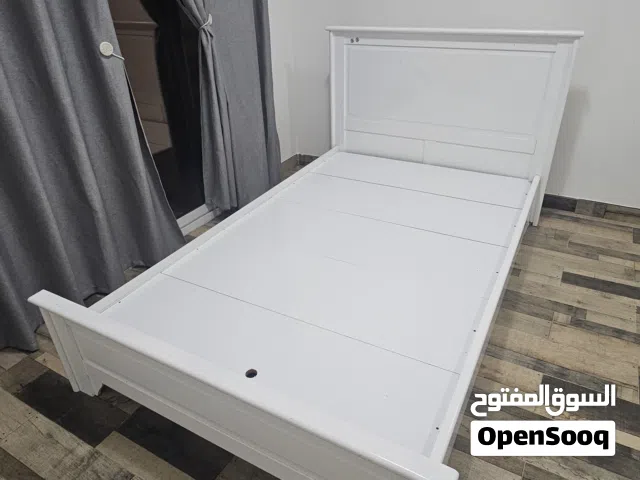 سرير و مفرش للبيع / bed with mattress and cover