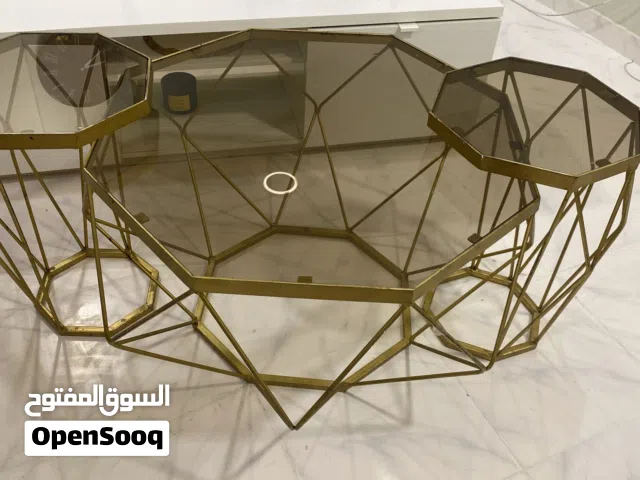 طاولة وسجاد وطاولات حديد جانبية