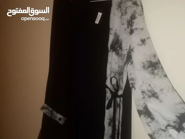 عبايه شيك وانيقة مع طرحتها