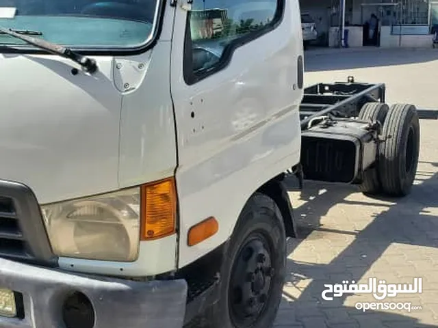 Tractor Unit Hyundai 2010 in Sana'a