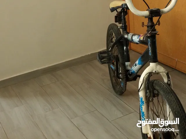 دراجة هوائية من نوع bmx جيدة الجودة وبثمن مثالي يمكنك التحدث معي في أي وقت ويمكنك أيضا أخدها من الآن
