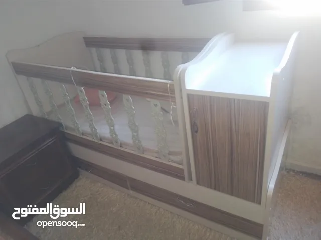سرير أطفال للبيع