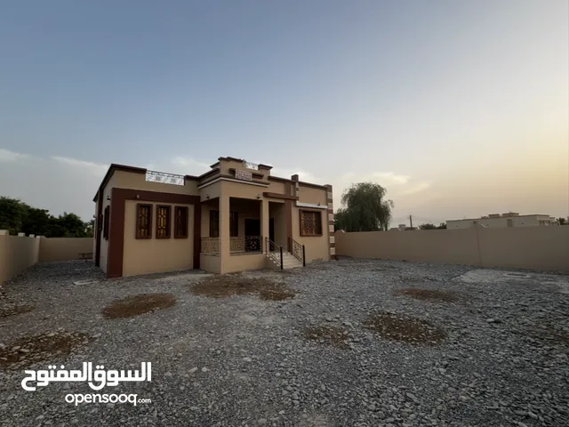 فرصة مميزة... بيت للبيع في القريحات موقع ممتاز وارض واسعة قابلة للتمديد