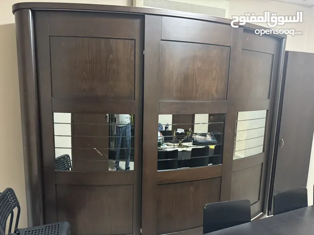 خزانة صناعة تركيا أبواب جرار مع زجاج في الوسط خشب ذو جودة عالية شكل الخزانة مقوس اي اكبر مساحة