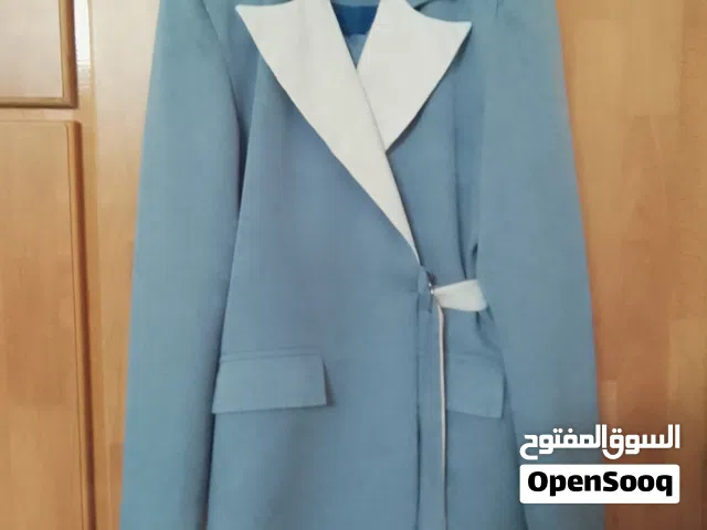 بليزر/طقم رسمي أنيق لون سماوي مع تفاصيل بيضا  المقاس 44 حالة ممتازة واستعمال خفيف