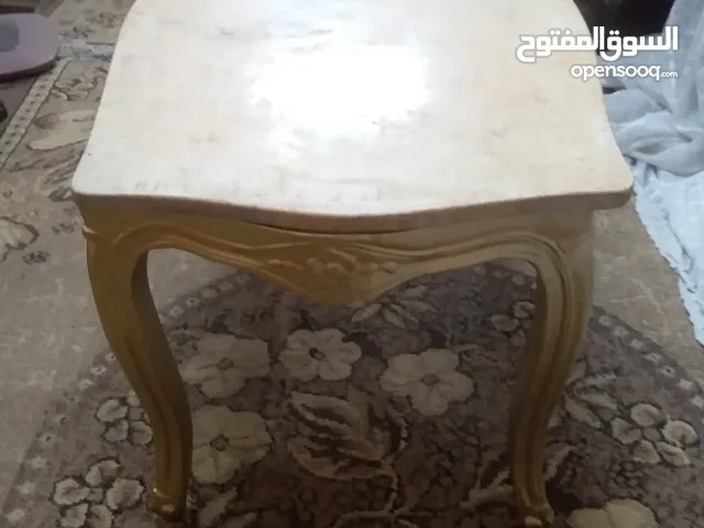 ترابيزة صالون مدهب خشب زان بالرخامة طول 90سم وعرض 45سم بحالة ممتازة