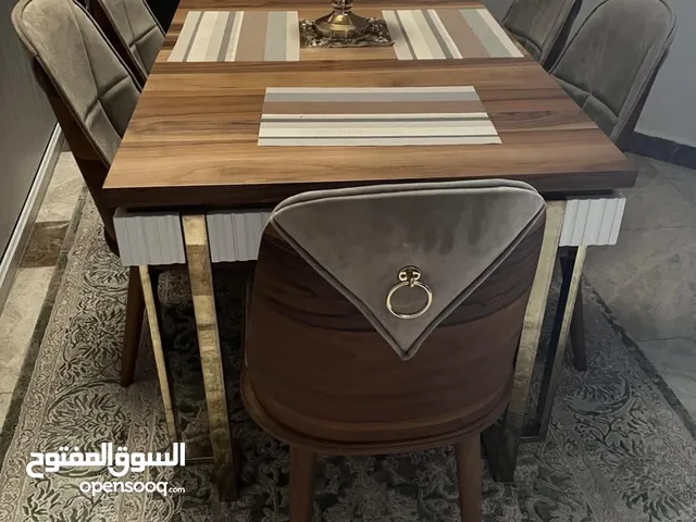 طاولة اكل نظيفة للبيع مستعمل شبة جديدة