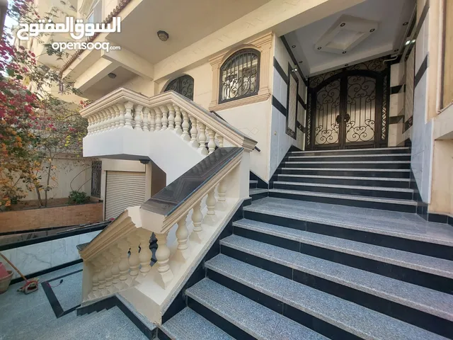 لمن يبحث عن الهدوء والرقى عمارة فاخرة للبيع للسكن الفورى ب 6 اكتوبر ارضيات بورسلين تشطيب الترا لوكس