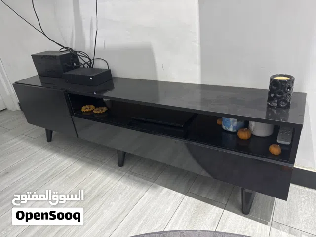 ميز تلفزيون مع رفوف هدية