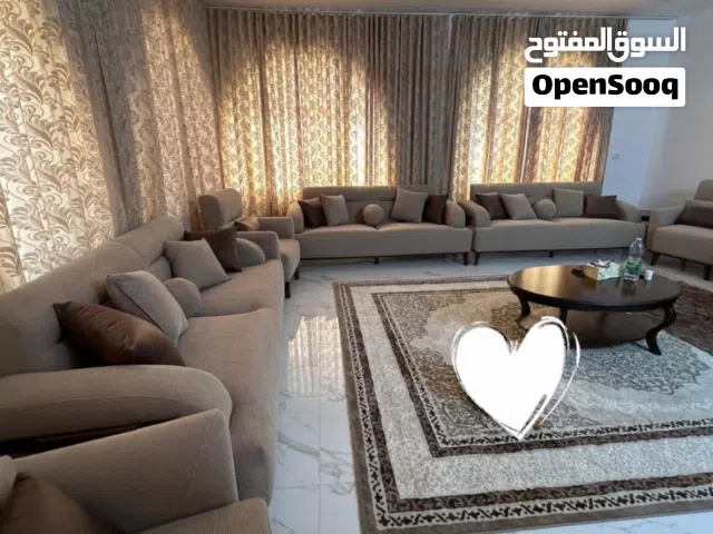 طقمين كنب للبيع كل طقم 8 مقاعد