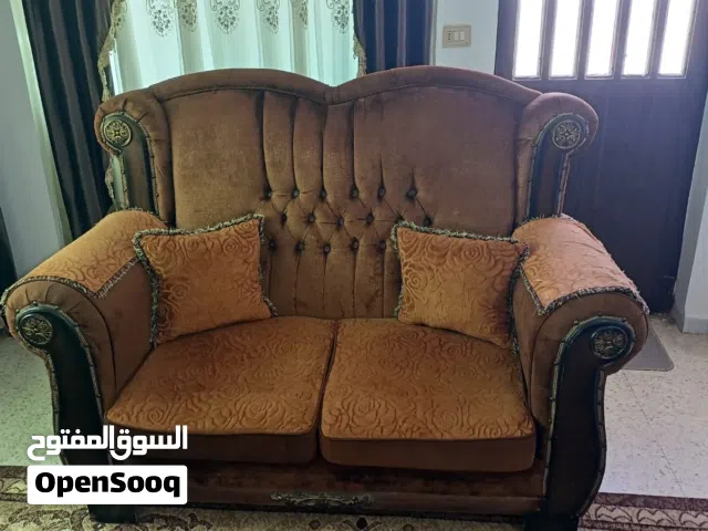 كنب بني حجم كبير عدد مقاعد 7 بحالةةة ممتازة جدا ويوجد خدمة معاينة قبل الدفع والكنب بني وحوافه خشبية