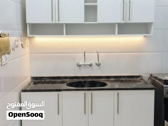 كاونتر قطعتين  القياس متر ونص  سنك وملحق   مرمر اسود