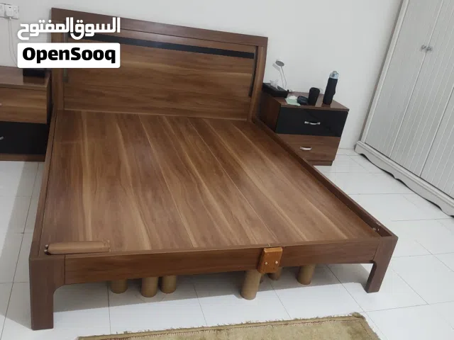 سرير غرفة نوم + 2 ادراج خزانه