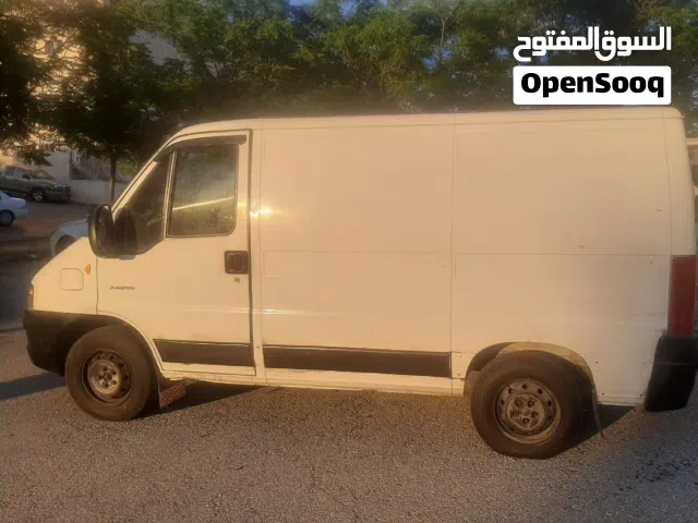 فان شحن لنقل البضائع والاثاث