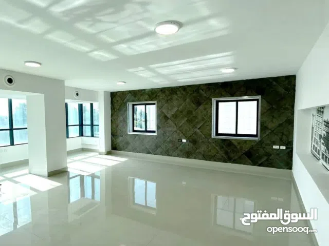 مكتب للايجار الارسال مقابل KFC. على الواجهة الامامية. مطل على شارع الارسال.