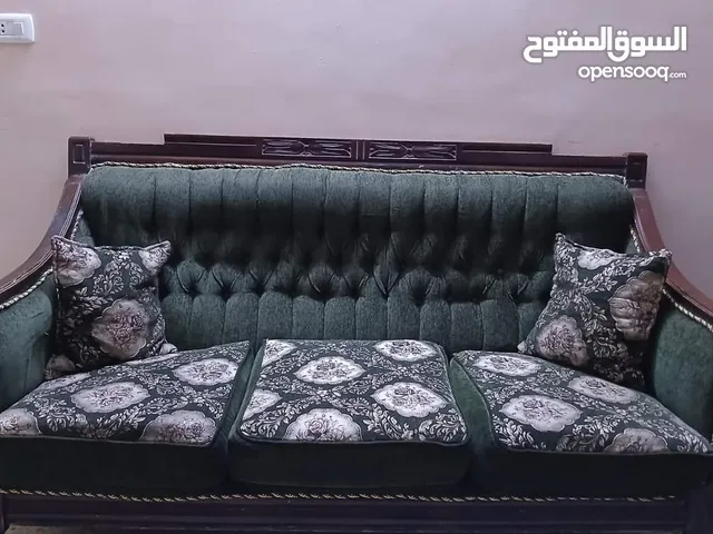 طقم كنب زان مرتب بسعر مغري مع طاولتين للبيع