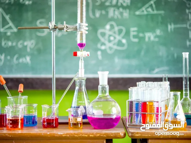مدرس كيمياء أردني الجنسية