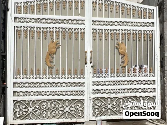 باب حديد خارجي ثقيل