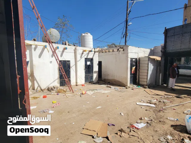 هنجر للايجار في حده مساحته 17 لبنه معا الحوش وخدمات غرف في الحوش الايجار