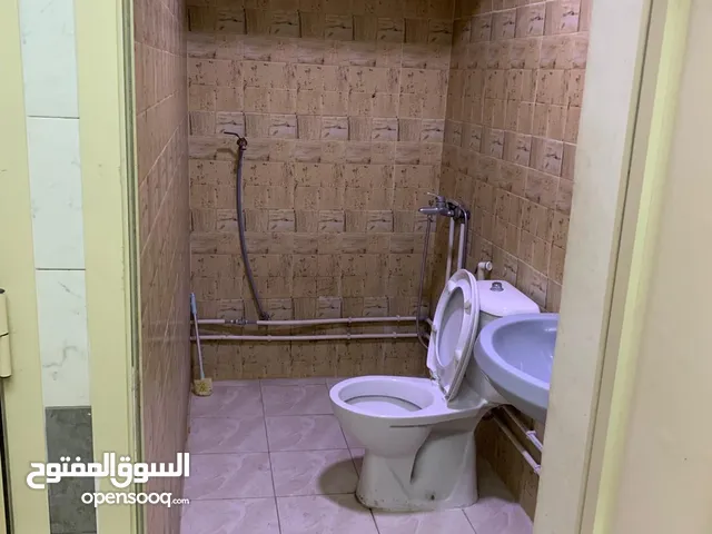 حجره ومطبخ وحمام للإيجار شامل كهرباء و مياه