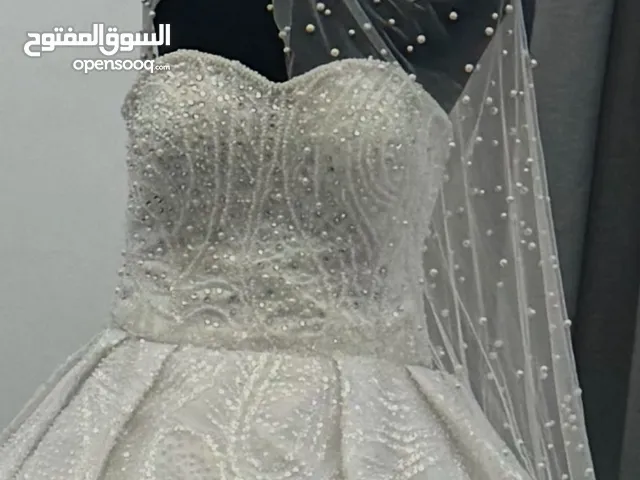 فستان زفاف ابيض بحبات لولو مزخرفة