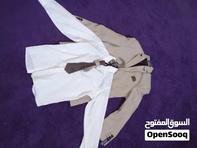 جكتين جلد وحدا رقم 9-10 وواحدا رقم 10-11 وبدله رقم 9معا قرواطا وتقدر اتركب عليها سروال امريكي بيج