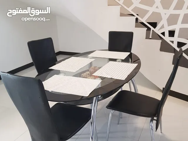 TABLE WITH 4 CHAIR