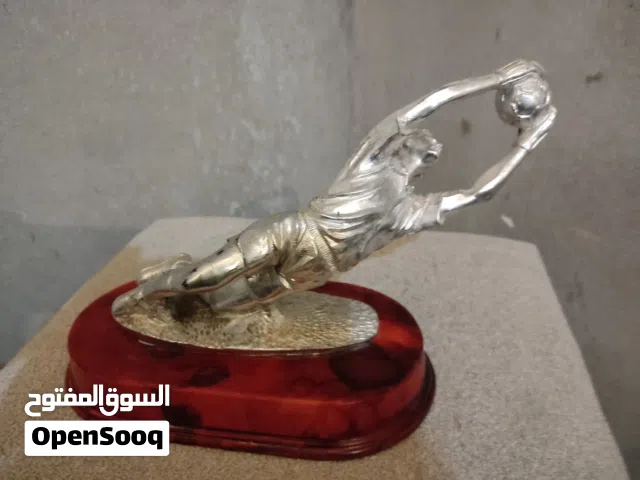 كاس رياضى فضى معدنى على هيئه لاعب يمسك فى الكره