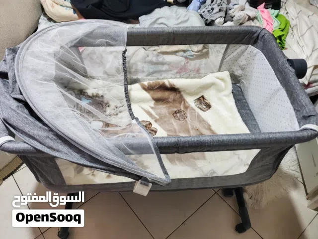 سرير طفل مع عجلات وقابل للاهتزاز ومغطى بمنخل من الحشرات والذباب