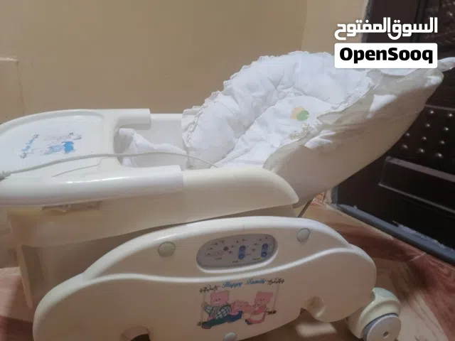 سرير اطفال هزاز بحالة ممتازة و شفاطة ميديلا كهربائية